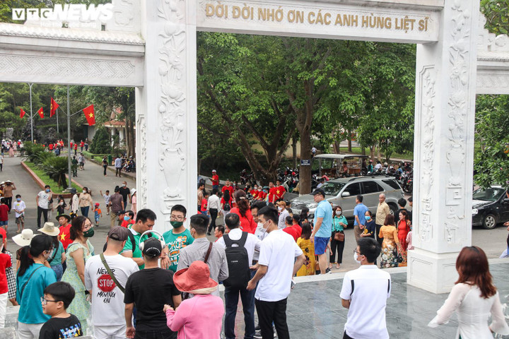 Ảnh: Dòng người hành hương về Ngã ba Đồng Lộc tri ân liệt sĩ dịp 30/4 - 1