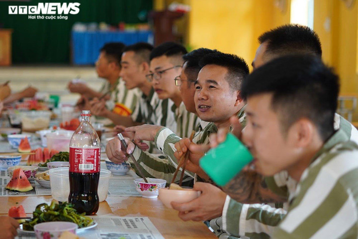 Ảnh: Bữa ăn đặc biệt của phạm nhân trong ngày lễ 30/4 - 12