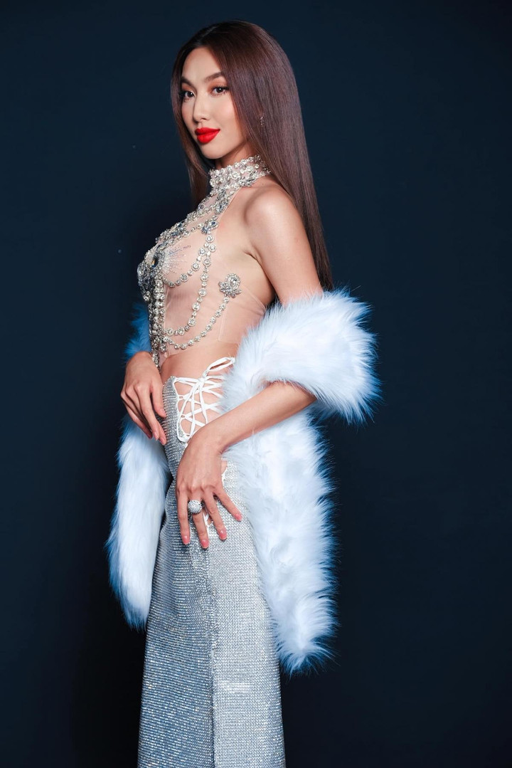 Hoa hậu Thùy Tiên diện loạt váy áo gợi cảm khoe đường cong nóng bỏng - 4