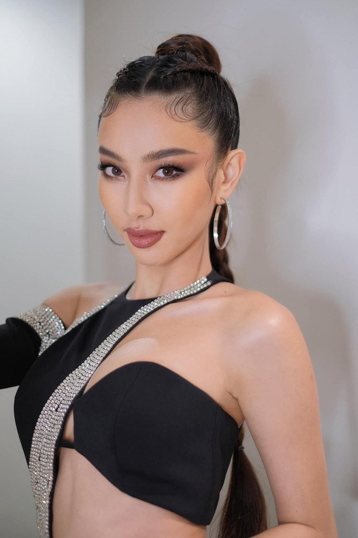 Hoa hậu Thùy Tiên diện loạt váy áo gợi cảm khoe đường cong nóng bỏng - 5