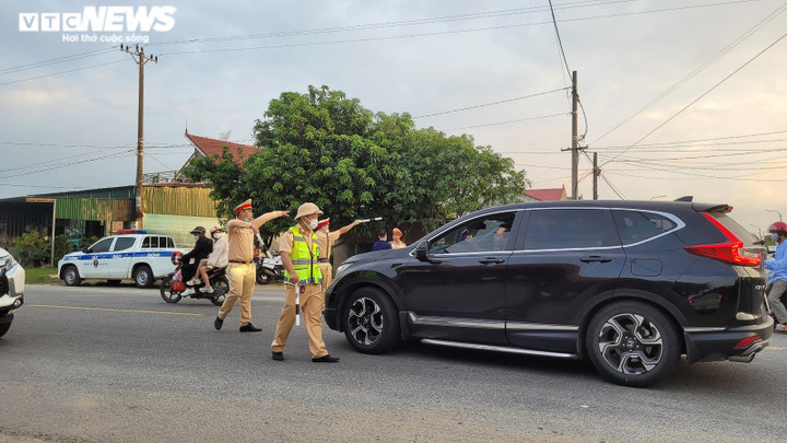 Khai mạc du lịch biển, đường ven biển Hà Tĩnh ùn tắc chưa từng thấy - 3