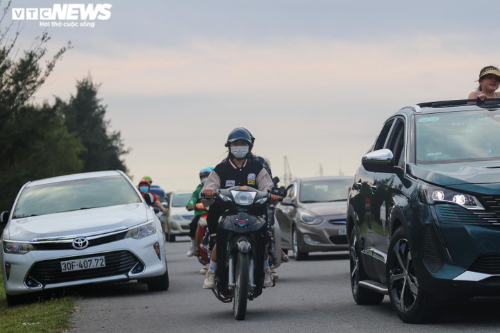 Khai mạc du lịch biển, đường ven biển Hà Tĩnh ùn tắc chưa từng thấy - 7