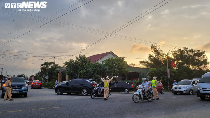 Khai mạc du lịch biển, đường ven biển Hà Tĩnh ùn tắc chưa từng thấy - 4