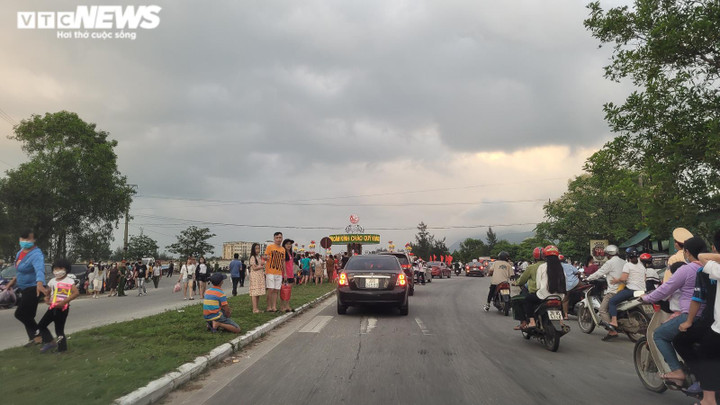 Khai mạc du lịch biển, đường ven biển Hà Tĩnh ùn tắc chưa từng thấy - 9