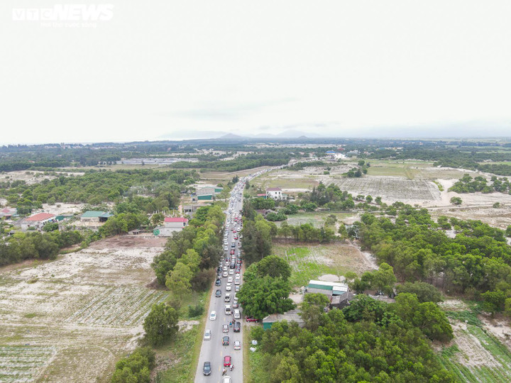 Khai mạc du lịch biển, đường ven biển Hà Tĩnh ùn tắc chưa từng thấy - 1