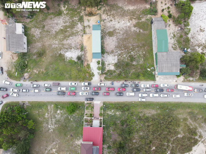 Khai mạc du lịch biển, đường ven biển Hà Tĩnh ùn tắc chưa từng thấy - 5