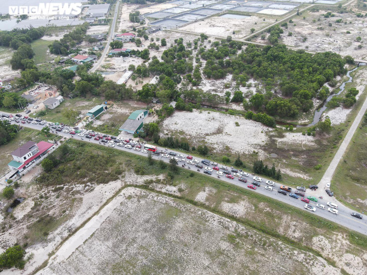 Khai mạc du lịch biển, đường ven biển Hà Tĩnh ùn tắc chưa từng thấy - 2