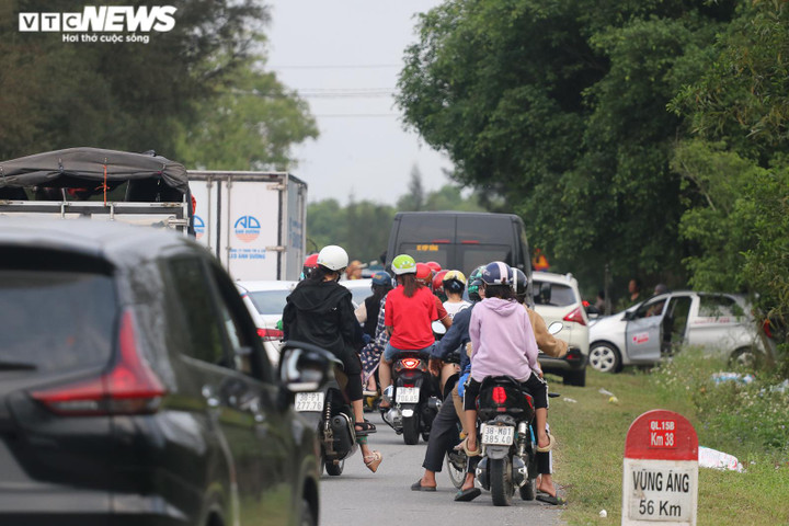 Khai mạc du lịch biển, đường ven biển Hà Tĩnh ùn tắc chưa từng thấy - 6