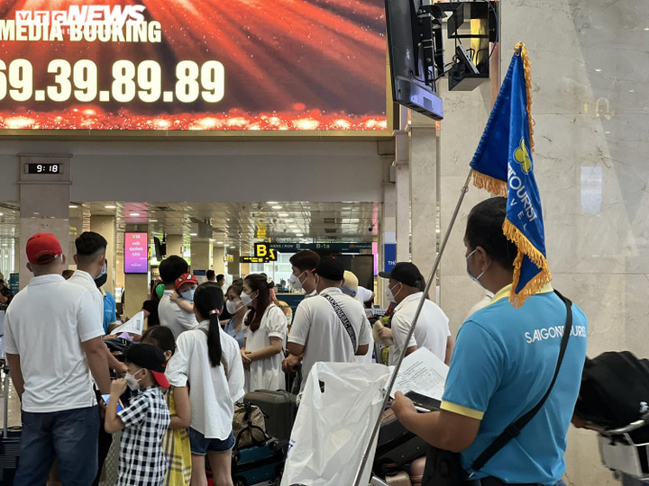 Ngày đầu nghỉ lễ, sân bay Tân Sơn Nhất đông nghịt người - 13