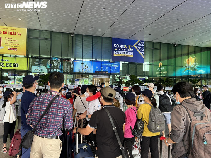 Ngày đầu nghỉ lễ, sân bay Tân Sơn Nhất đông nghịt người - 9