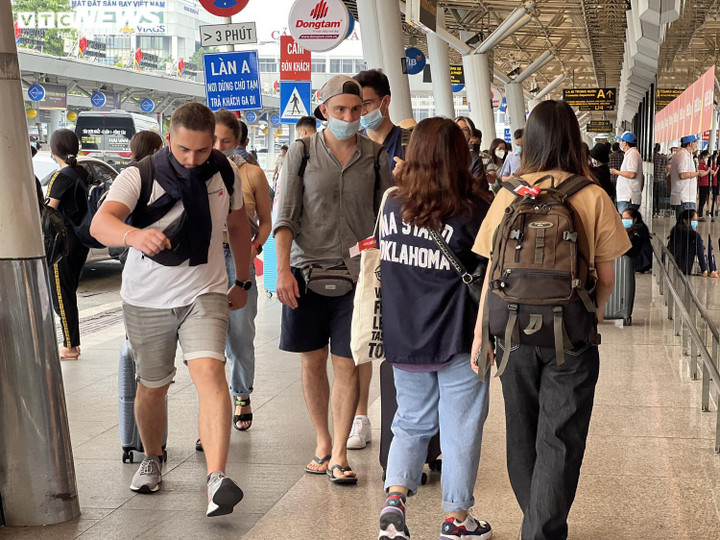 Ngày đầu nghỉ lễ, sân bay Tân Sơn Nhất đông nghịt người - 12