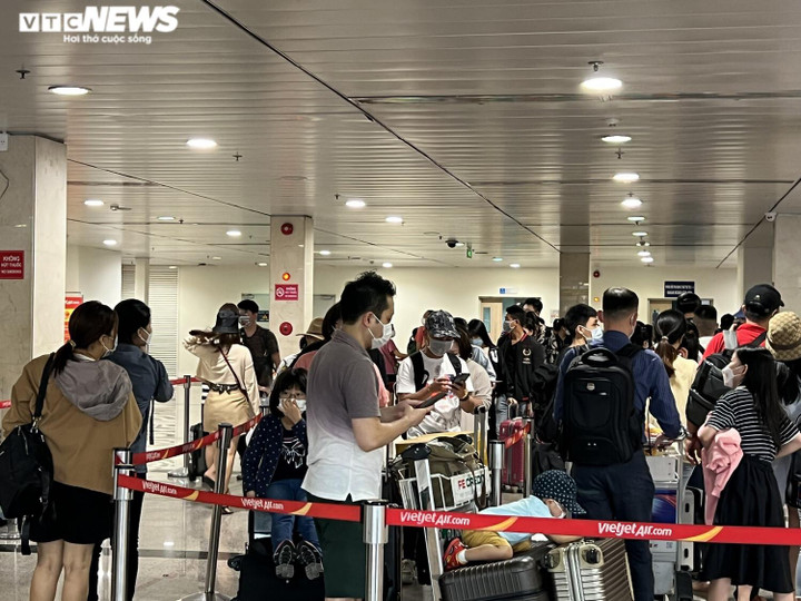 Ngày đầu nghỉ lễ, sân bay Tân Sơn Nhất đông nghịt người - 11