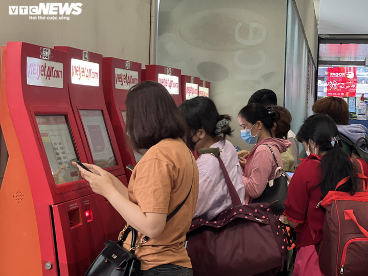 Ngày đầu nghỉ lễ, sân bay Tân Sơn Nhất đông nghịt người - 10