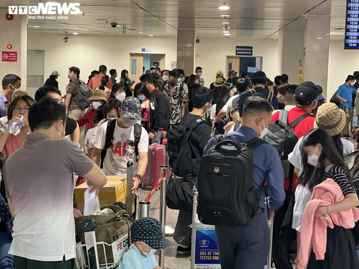 Ngày đầu nghỉ lễ, sân bay Tân Sơn Nhất đông nghịt người - 8