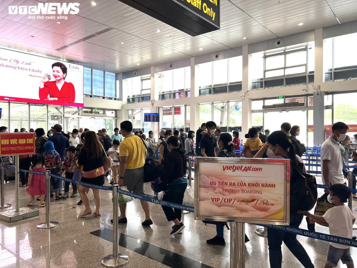 Ngày đầu nghỉ lễ, sân bay Tân Sơn Nhất đông nghịt người - 7