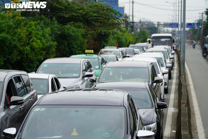 Phà Cát Lái ùn tắc kéo dài, ô tô xếp hàng 2 tiếng vẫn cách bến hơn 2km - 2