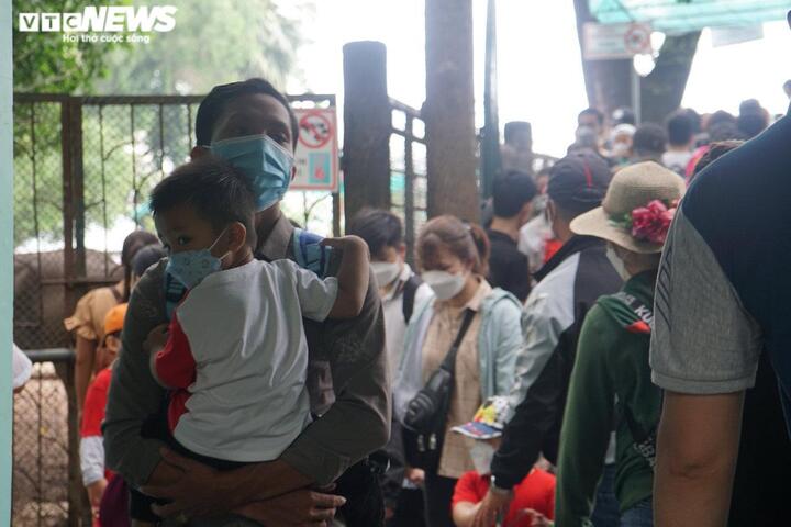 Xếp hàng dài chờ mua vé vào Thảo cầm viên - 14