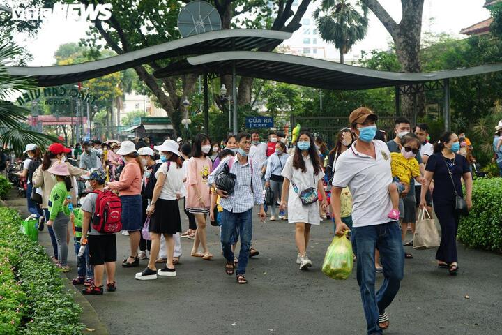 Xếp hàng dài chờ mua vé vào Thảo cầm viên - 10