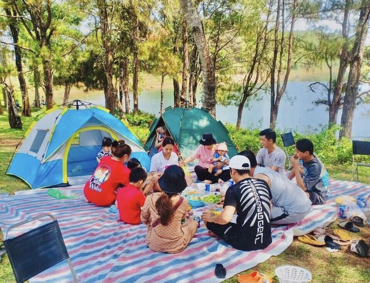 Ngại cảnh ồn ã phố thị, du khách chọn cắm trại vùng ven dịp nghỉ lễ - 2