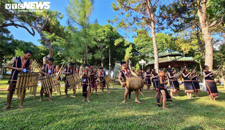 Bộ trưởng nhấn mạnh việc bảo tồn, gìn giữ di sản văn hoá cồng chiêng để không bị mai một, mất mát.