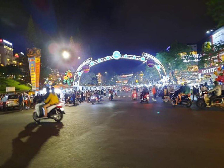 Khách né đi chơi kiểu 'hành xác', Đà Lạt, Nha Trang hết cảnh biển người - 3