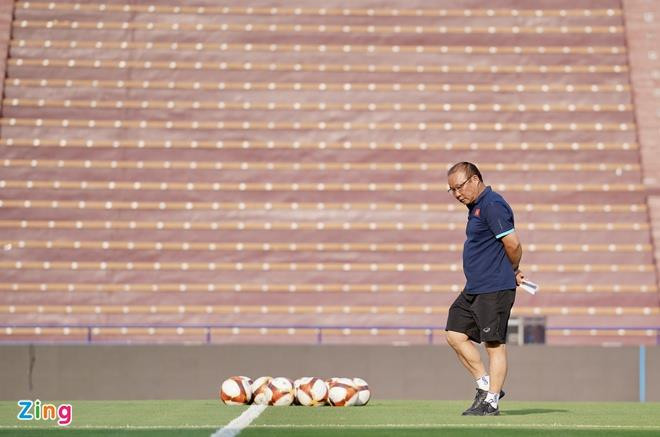 HLV Park Hang Seo phàn nàn mặt cỏ sân Việt Trì - 2