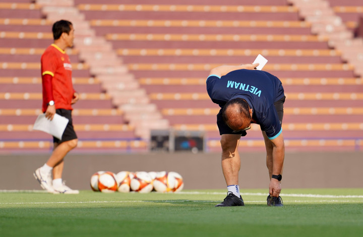 HLV Park Hang Seo phàn nàn mặt cỏ sân Việt Trì - 3