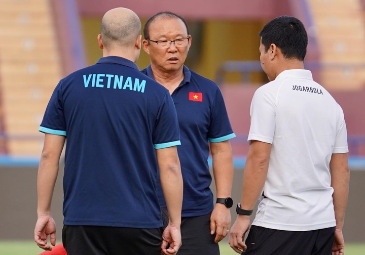 HLV Park Hang Seo phàn nàn mặt cỏ sân Việt Trì - 4