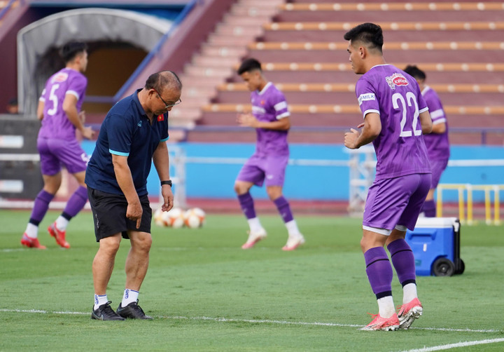 HLV Park Hang Seo phàn nàn mặt cỏ sân Việt Trì - 6