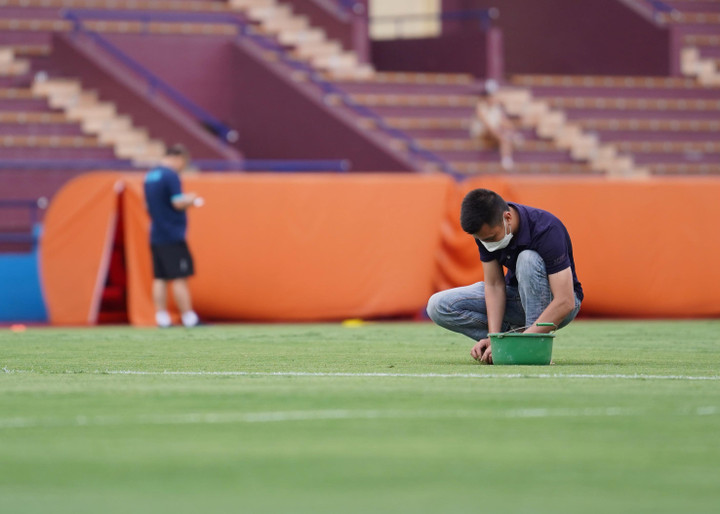 HLV Park Hang Seo phàn nàn mặt cỏ sân Việt Trì - 5