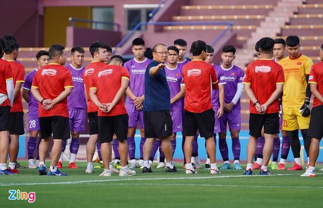 HLV Park Hang Seo phàn nàn mặt cỏ sân Việt Trì - 1