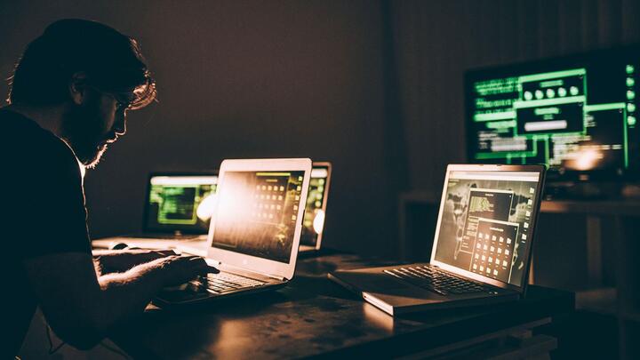 Hacker lừa cả Apple, Google, Facebook - 2