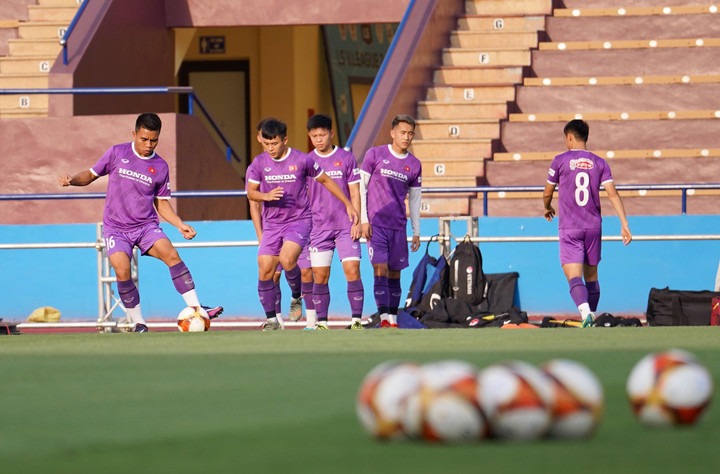 HLV Park Hang Seo phàn nàn mặt cỏ sân Việt Trì - 7