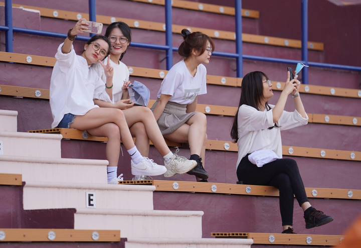 HLV Park Hang Seo phàn nàn mặt cỏ sân Việt Trì - 9