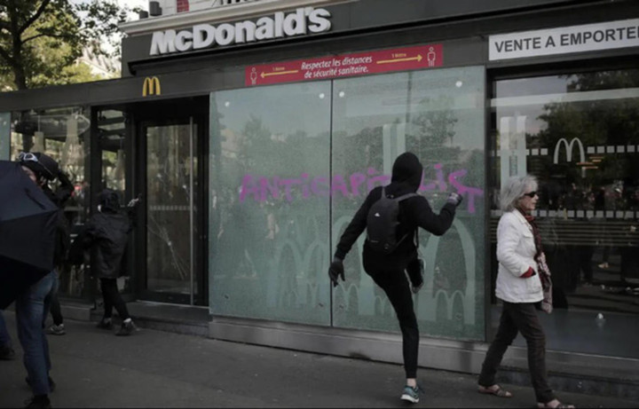 Ảnh: Biểu tình nhân ngày Quốc tế Lao động tại Pháp biến thành bạo loạn - 7