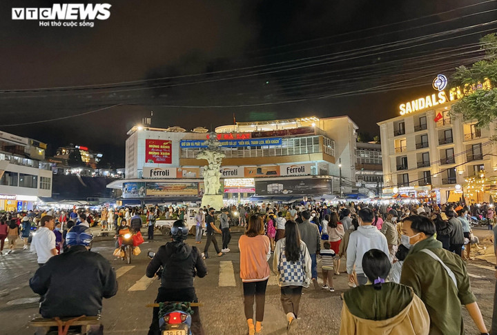 Phố xá, hàng quán ở Đà Lạt thoát cảnh chen chúc những ngày lễ - 11