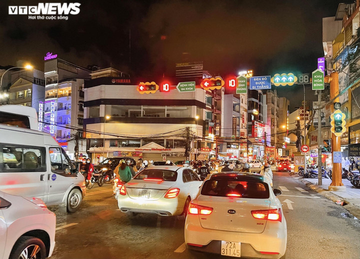 Phố xá, hàng quán ở Đà Lạt thoát cảnh chen chúc những ngày lễ - 4