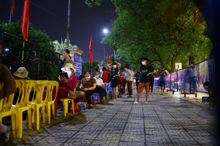 Xếp ghế, trải chiếu giữ chỗ qua đêm chờ mua vé xem U23 Việt Nam tại SEA Games 31 - 4