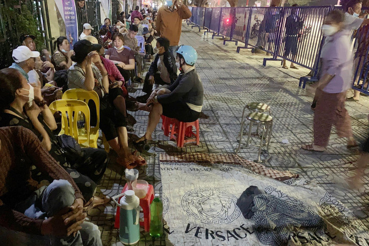 Xếp ghế, trải chiếu giữ chỗ qua đêm chờ mua vé xem U23 Việt Nam tại SEA Games 31 - 2