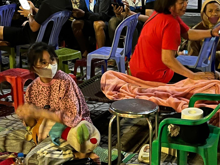 Xếp ghế, trải chiếu giữ chỗ qua đêm chờ mua vé xem U23 Việt Nam tại SEA Games 31 - 3