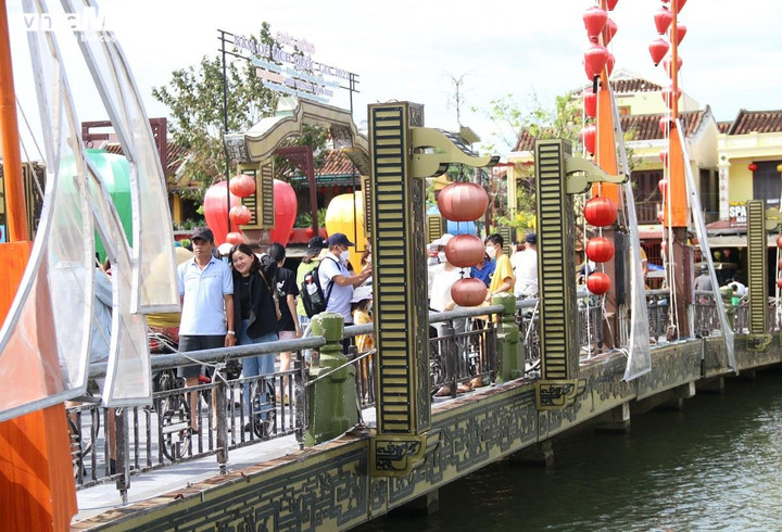 Ảnh: Ngày thứ 3 nghỉ lễ, vạn du khách tham quan phố cổ Hội An - 2