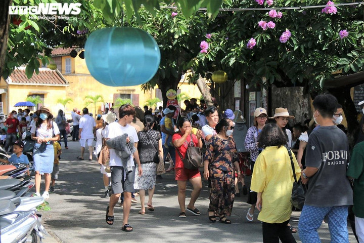 Ảnh: Ngày thứ 3 nghỉ lễ, vạn du khách tham quan phố cổ Hội An - 10