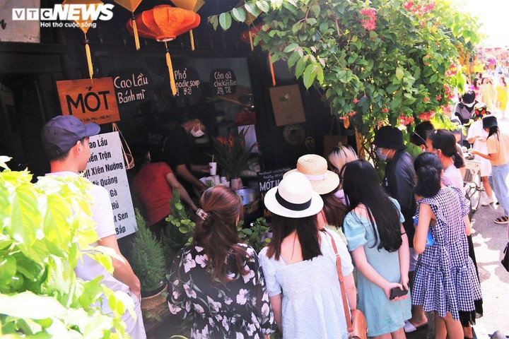 Ảnh: Ngày thứ 3 nghỉ lễ, vạn du khách tham quan phố cổ Hội An - 8