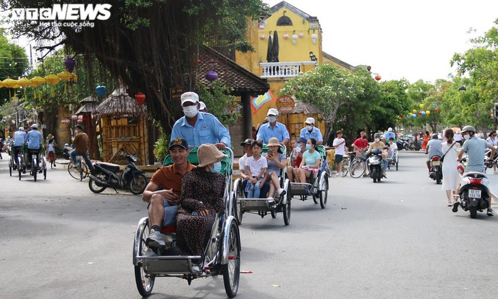 Ảnh: Ngày thứ 3 nghỉ lễ, vạn du khách tham quan phố cổ Hội An - 7