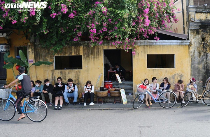 Ảnh: Ngày thứ 3 nghỉ lễ, vạn du khách tham quan phố cổ Hội An - 9