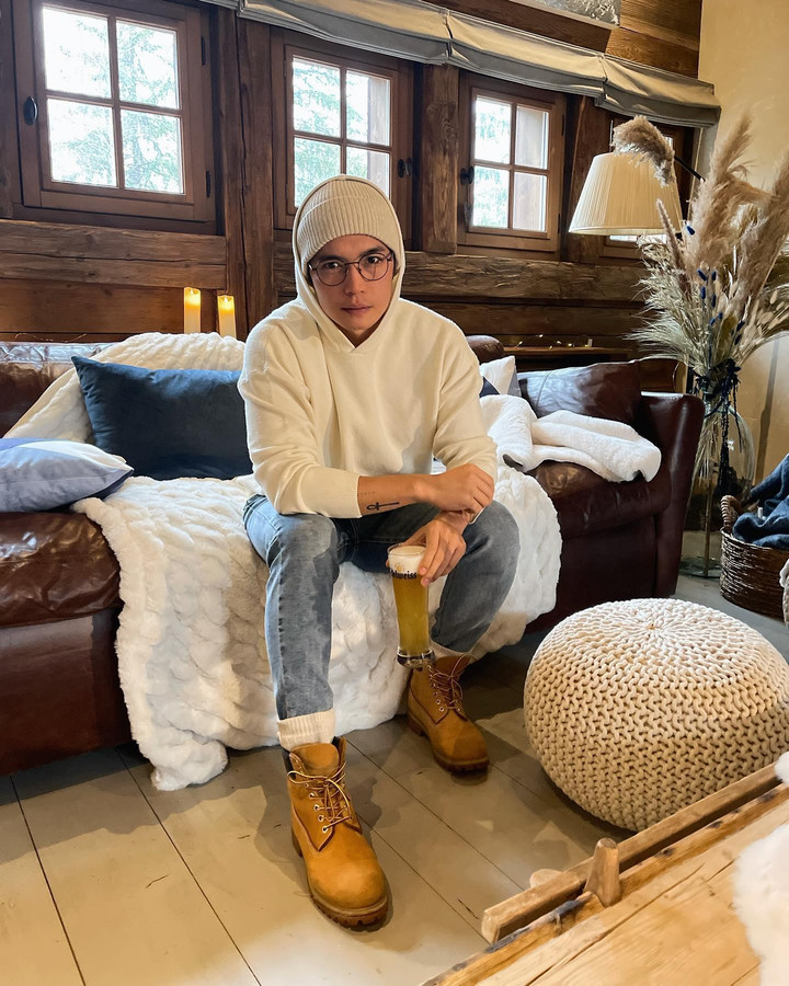 Huy Trần và Ngô Thanh Vân trượt tuyết, ở khách sạn trăm tuổi trước lễ cưới