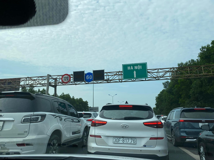 Tai nạn liên hoàn trên cao tốc Pháp Vân, đường về Hà Nội tắc dài 4km - 3