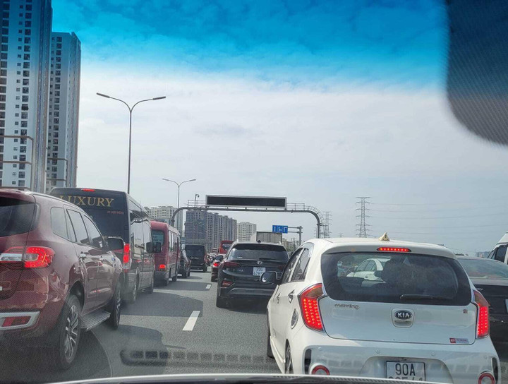 Tai nạn liên hoàn trên cao tốc Pháp Vân, đường về Hà Nội tắc dài 4km - 6