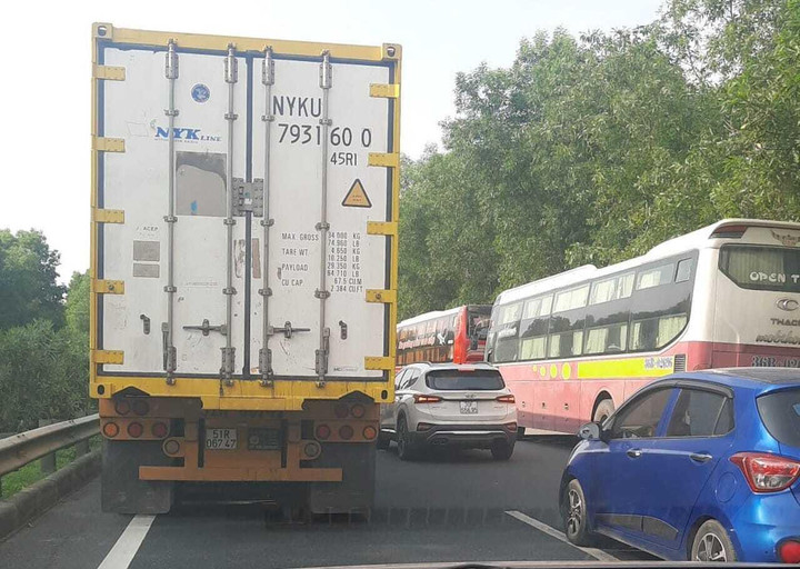 Tai nạn liên hoàn trên cao tốc Pháp Vân, đường về Hà Nội tắc dài 4km - 4