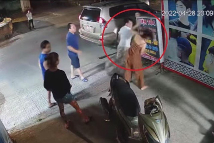 Công an Cao Bằng xác minh clip người đàn ông đánh phụ nữ tại quán cắt tóc - 1
